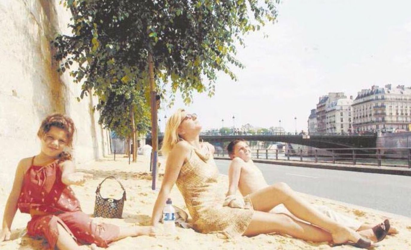 Photo en une du Parisien pour l'inauguration du 1er Paris Plage en 2002